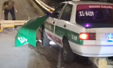 Taxi se impacta contra valla metálica en la avenida Arco Sur; reportan solo daños materiales