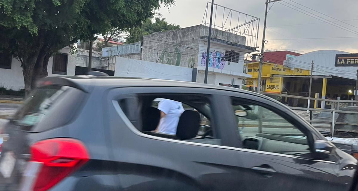 Accidente en la Av. Lázaro Cárdenas provoca caos vial; el responsable se dio a la fuga