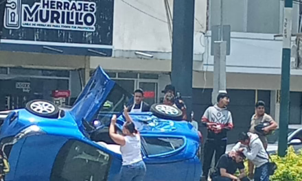 ​Se registra aparatosa volcadura en el distribuidor de Murillo Vidal y Circuito Presidentes