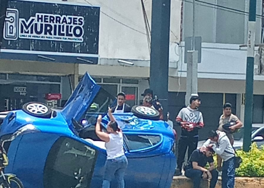 ​Se registra aparatosa volcadura en el distribuidor de Murillo Vidal y Circuito Presidentes