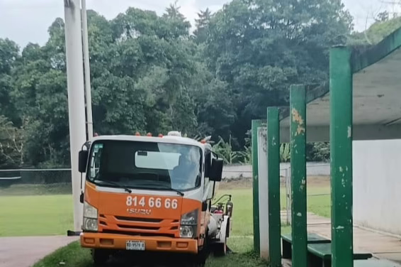 ​Evacúan preparatoria Ramírez Cabañas en Coatepec por percance con pipa de gas