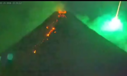 METEORITO CRUZA EL CIELO MIENTRAS VOLCÁN HACÍA ERUPCIÓN EN FILIPINAS
