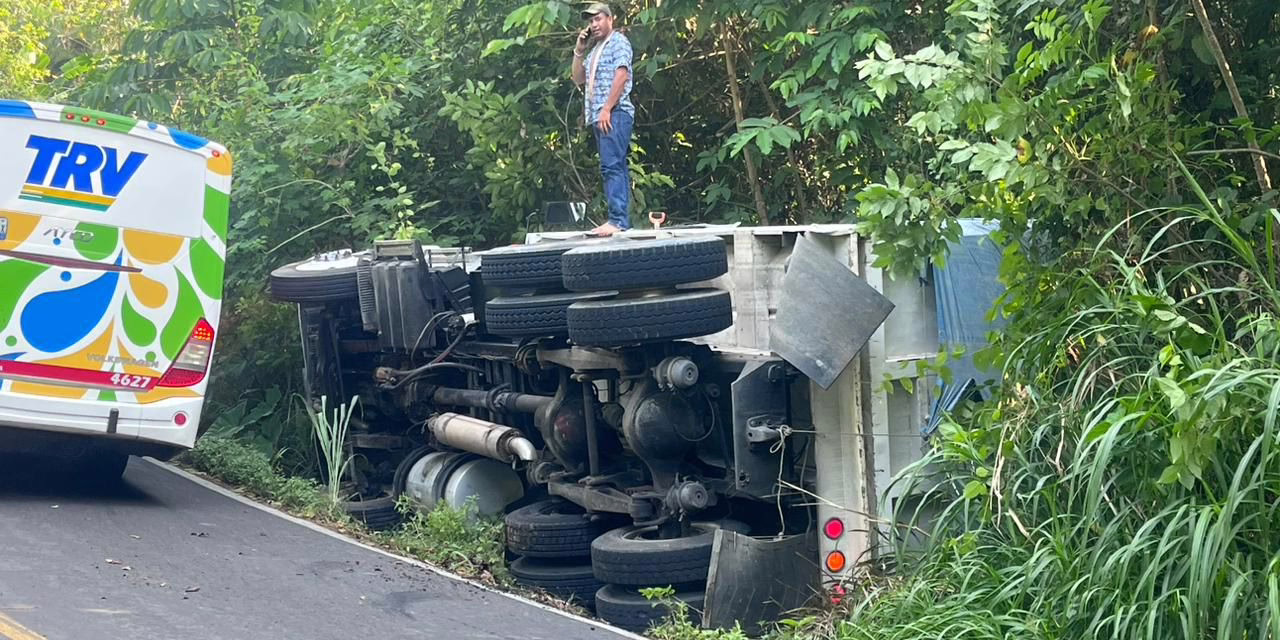 Pipa termina fuera del camino tras ser sacada por un tractocamión en la Martínez-Misantla