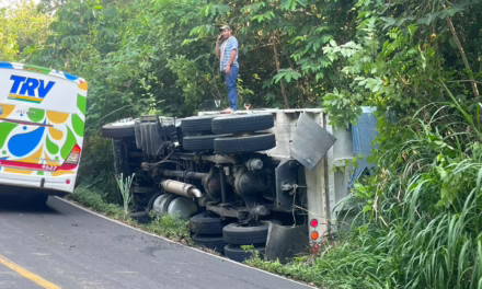 Pipa termina fuera del camino tras ser sacada por un tractocamión en la Martínez-Misantla