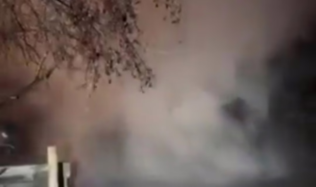 VIDEO: IMPRESIONANTE GÉISER SOPRENDE A FAMILIA EN SU PATIO EN MICHOACÁN