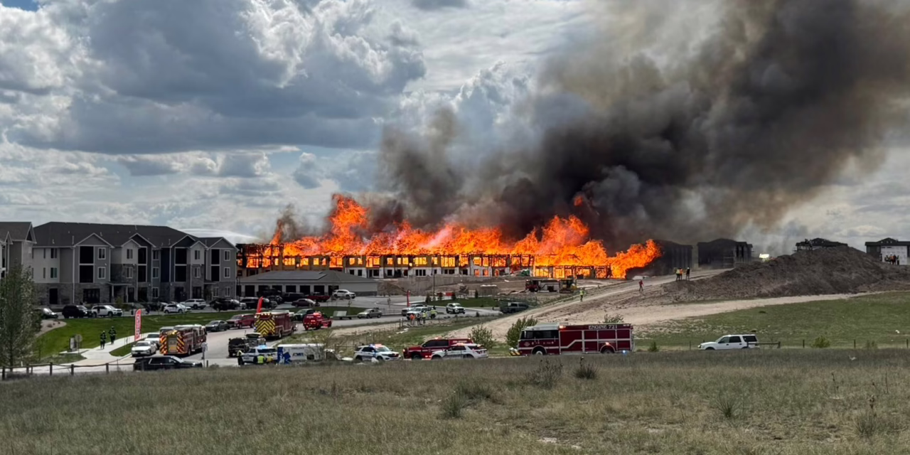 Video:Un gran incendio estalló en un complejo de apartamentos en construcción en Estados Unidos