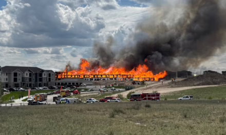 Video:Un gran incendio estalló en un complejo de apartamentos en construcción en Estados Unidos