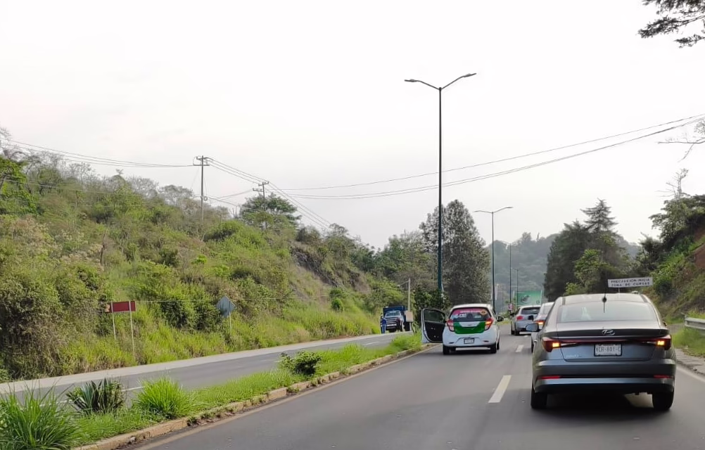 Choque entre camión de pasajeros y taxi genera caos vial en la Coatepec-Xalapa
