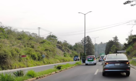 Choque entre camión de pasajeros y taxi genera caos vial en la Coatepec-Xalapa