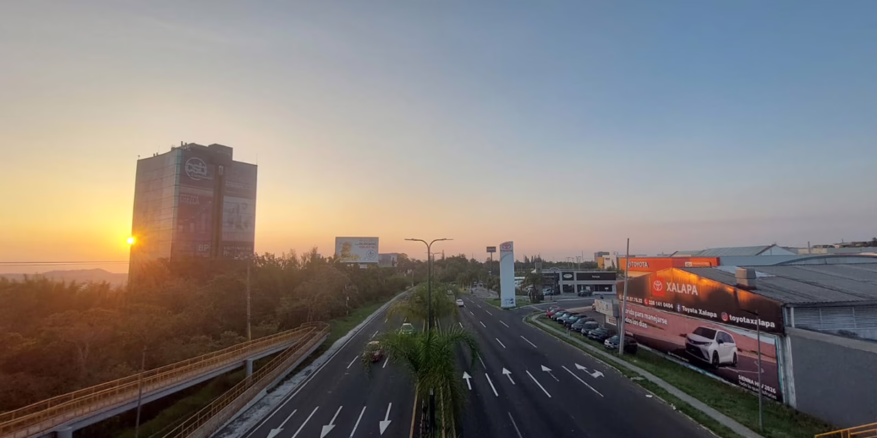 Cielo mayormente despejado, mientras que por la tarde y noche se prevé un aumento en la nubosidad, con la posibilidad de lluvias y algunas tormentas aisladas