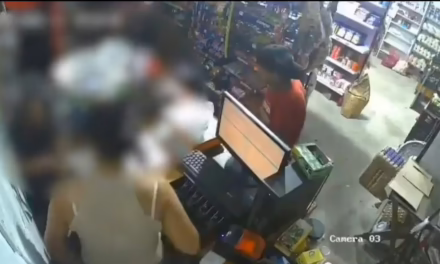 Video: hombre de la tercera edad frustró un asalto con violencia dentro de una tienda