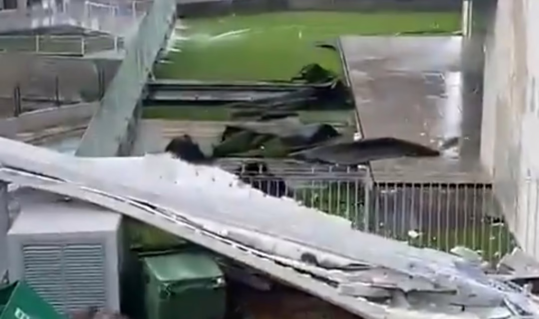 Video:El techo de la Universidad Cuauhtémoc salió volando debido a la intensa tormenta.