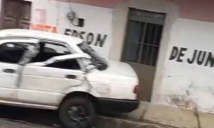 Accidente en la Trancas-Coatepec: Unidad con exceso de dimensiones embiste a vehículo particular