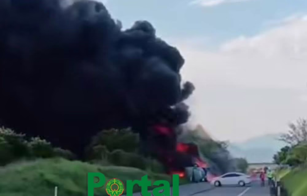  Pipa vuelca y posteriormente se incendia en la autopista Cardel – Totomoxtle