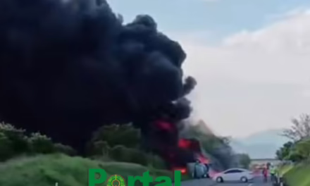  Pipa vuelca y posteriormente se incendia en la autopista Cardel – Totomoxtle