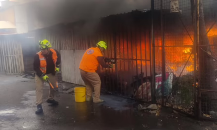 Video: Se reporta un incendio de dos automóviles en una unidad habitacional de la colonia Infonavit, en Iztacalco.