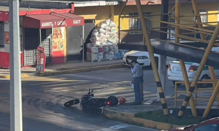 Accidente vehicular en la avenida Lázaro Cárdenas, esquina con la calle Veracruz.
