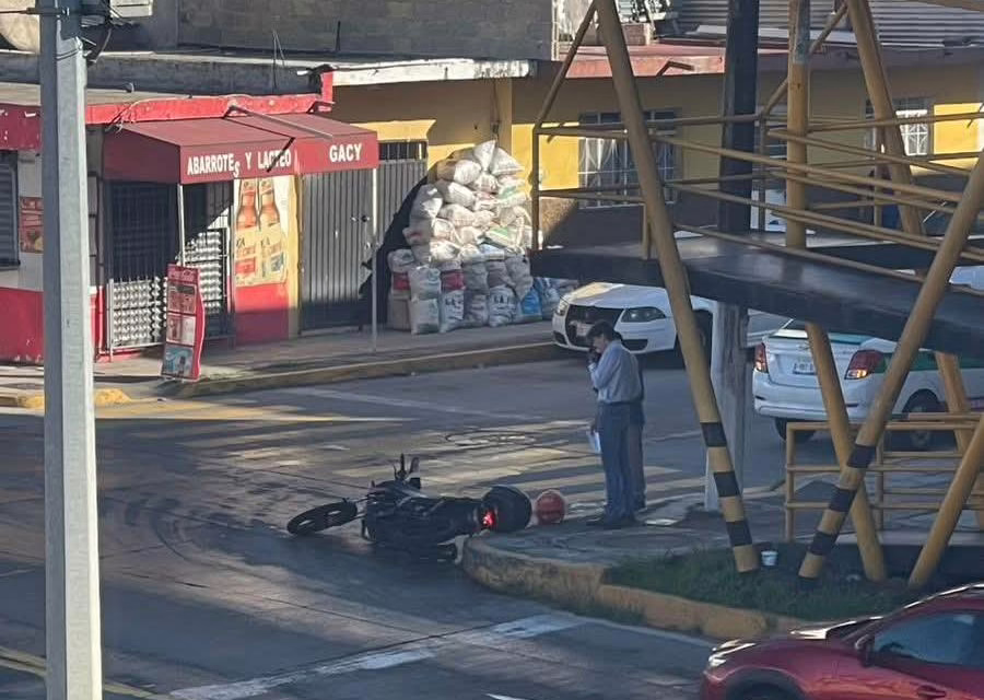 Accidente vehicular en la avenida Lázaro Cárdenas, esquina con la calle Veracruz.