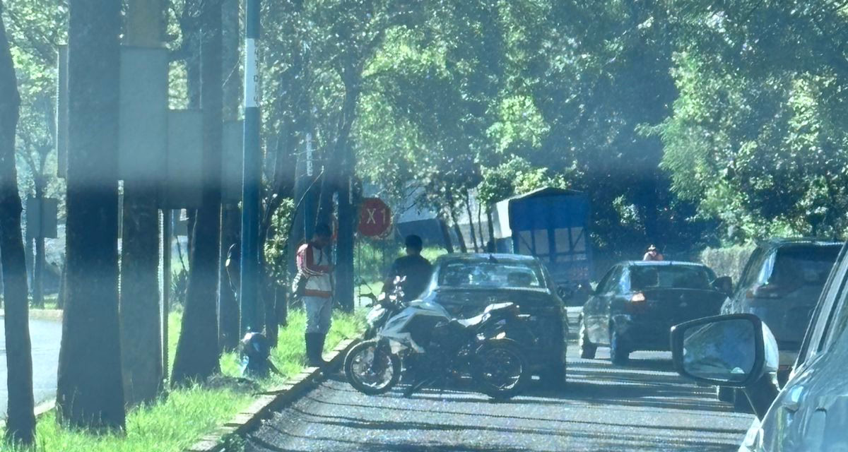 Choque entre taxi y motocicleta obstruye carril en la carretera Coatepec-Xalapa