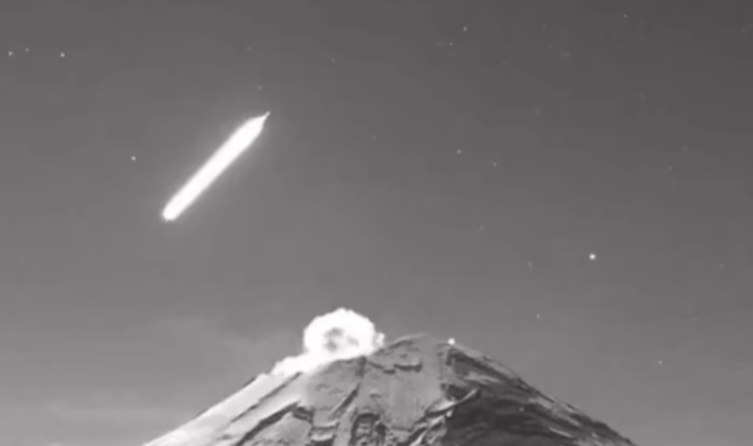 ¡Espectacular! Meteorito cruzando el Popocatépetl