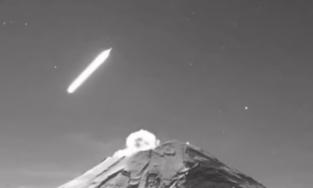 ¡Espectacular! Meteorito cruzando el Popocatépetl