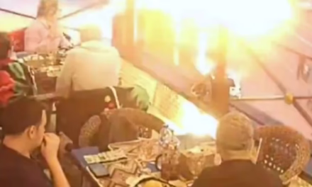Video: Globos con helio chocaron contra cables de alta tensión y provocaron una explosión