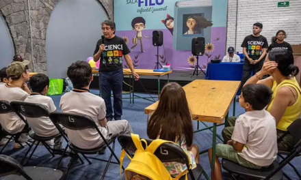Estudiantes UV despiertan curiosidad científica en la FILU