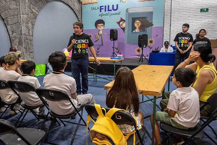 Estudiantes UV despiertan curiosidad científica en la FILU