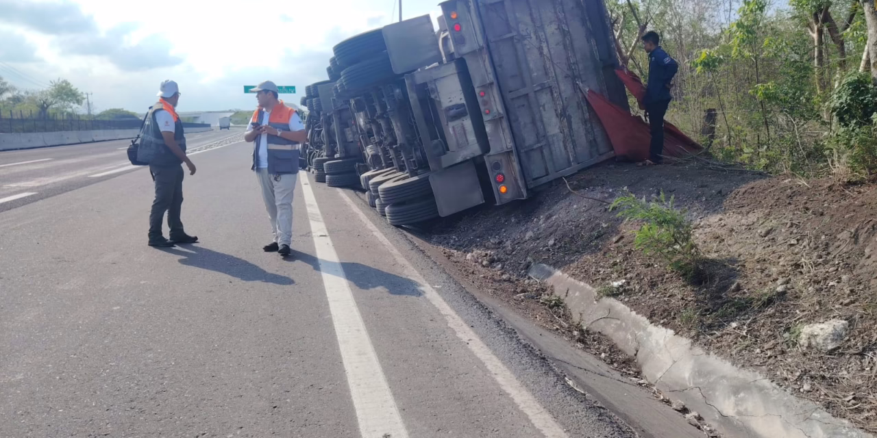 Se registra accidente vial en la Veracruz-Xalapa; tractocamión termina semivolcado