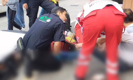 Paramédicos auxilian a hombre desmayado en pleno centro de Xalapa