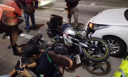 Aparatoso accidente en Maestros Veracruzanos deja a dos motociclistas lesionados