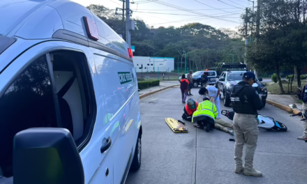 Accidente vial en Arco Sur deja un motociclista lesionado