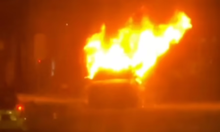 Fuego consume por completo una camioneta en la colonia Rafael Lucio