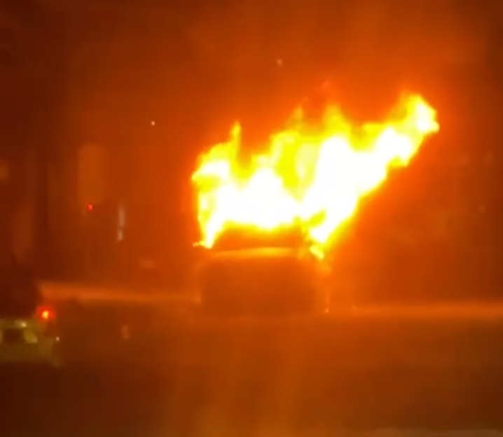 Fuego consume por completo una camioneta en la colonia Rafael Lucio
