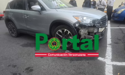 Accidente en Plaza Ánimas deja daños materiales; conductor manejaba ebrio
