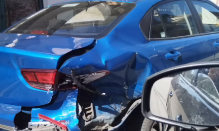 Automovilista impacta a vehículo estacionado en Belisario Domínguez