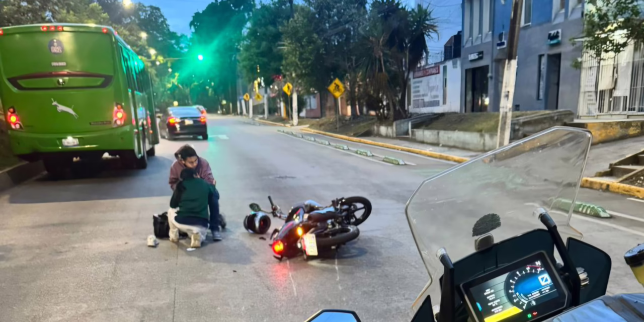 MOTOCICLISTA RESULTA LESIONADO TRAS SER EMBESTIDO POR UN  CAMIÓN EN LA AV. RUIZ CORTINES