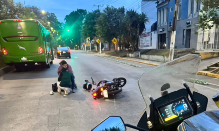 MOTOCICLISTA RESULTA LESIONADO TRAS SER EMBESTIDO POR UN  CAMIÓN EN LA AV. RUIZ CORTINES