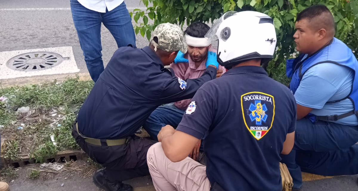 Percance vehicular en el Boulevard Xalapa-Banderilla genera reducción de carriles; un motociclista lesionado