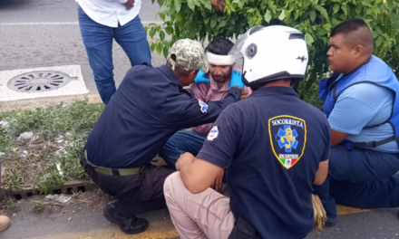 Percance vehicular en el Boulevard Xalapa-Banderilla genera reducción de carriles; un motociclista lesionado