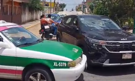 Choque entre un taxi y una camioneta KIA en la colonia Casa Blanca