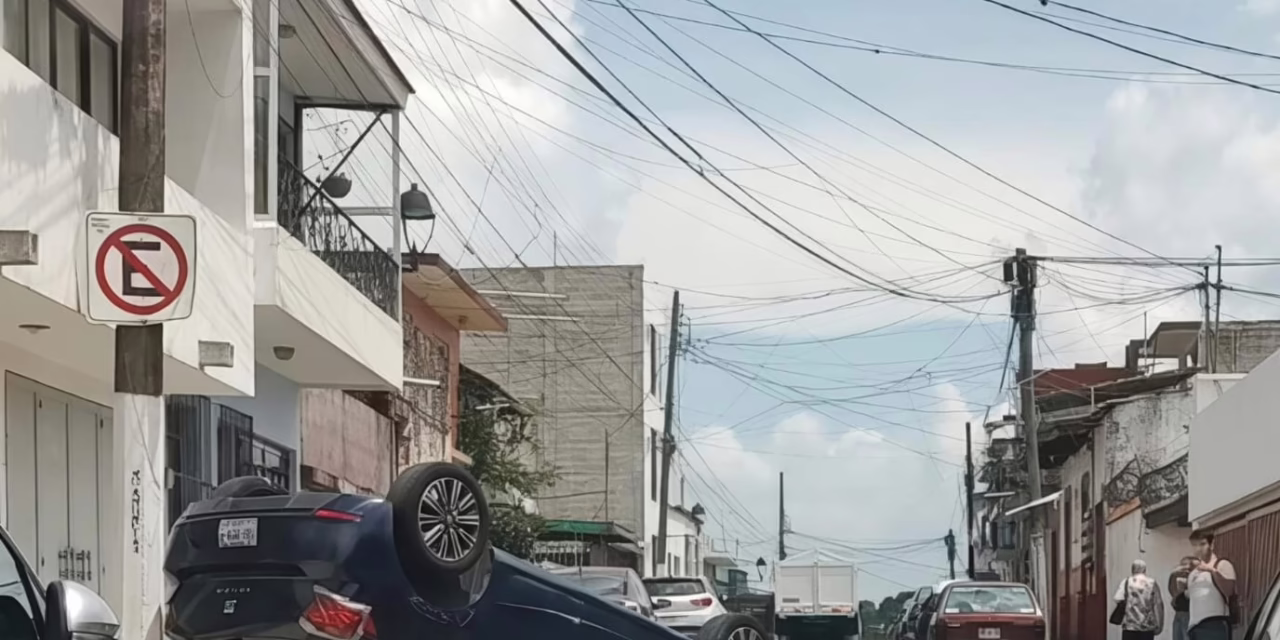 Volcadura en el centro de Xalapa