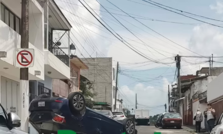Volcadura en el centro de Xalapa