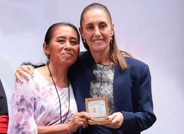 Docente de educación indígena de Veracruz recibe Medalla Maestro Manuel Altamirano