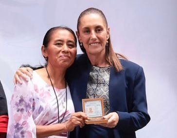 Docente de educación indígena de Veracruz recibe Medalla Maestro Manuel Altamirano