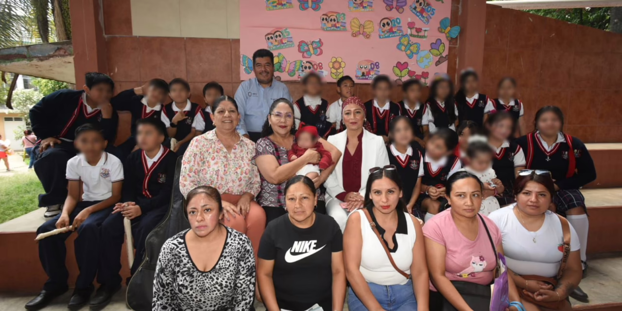 Reciben 738 estudiantes de Xalapa tarjetas Rita Cetina para útiles y uniformes escolares