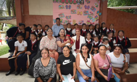 Reciben 738 estudiantes de Xalapa tarjetas Rita Cetina para útiles y uniformes escolares