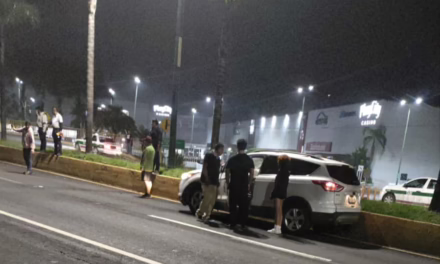 Accidente vial frente a Plaza Ánimas deja solo daños materiales