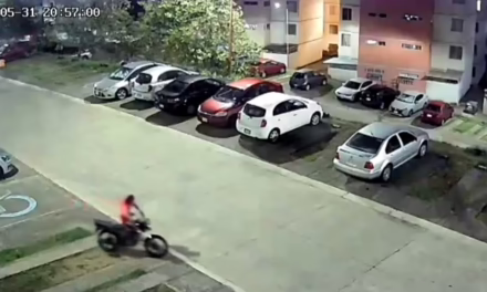 Cámaras de seguridad captan robo de motocicleta en La Pradera; el delincuente logró huir