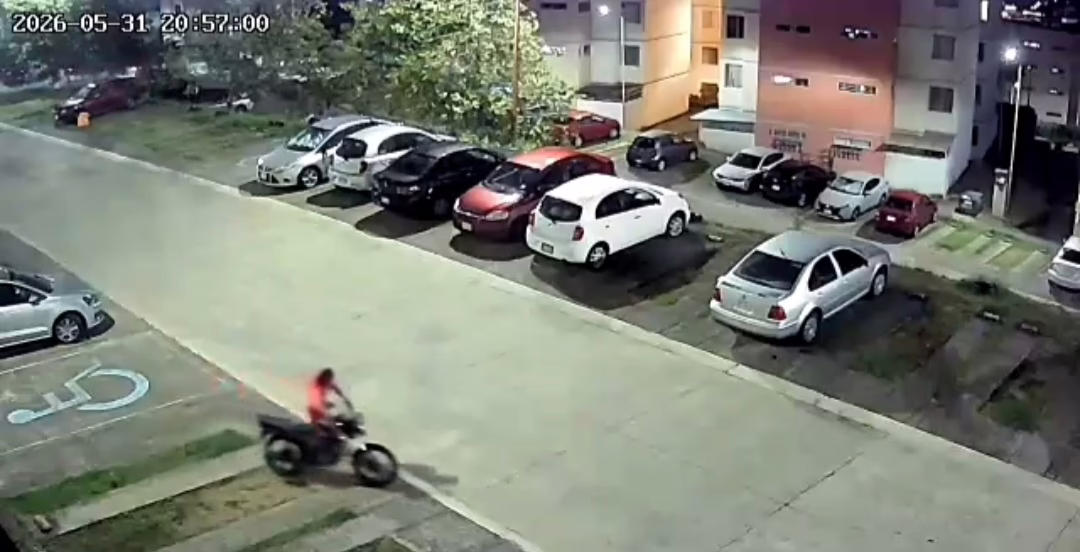 Cámaras de seguridad captan robo de motocicleta en La Pradera; el delincuente logró huir